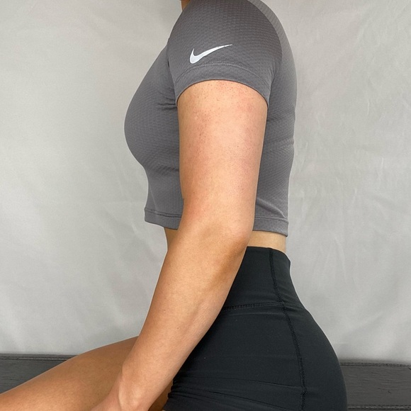 NIKE Zip Short Sleeve Golf Crop Top - Picture 4 of 4
